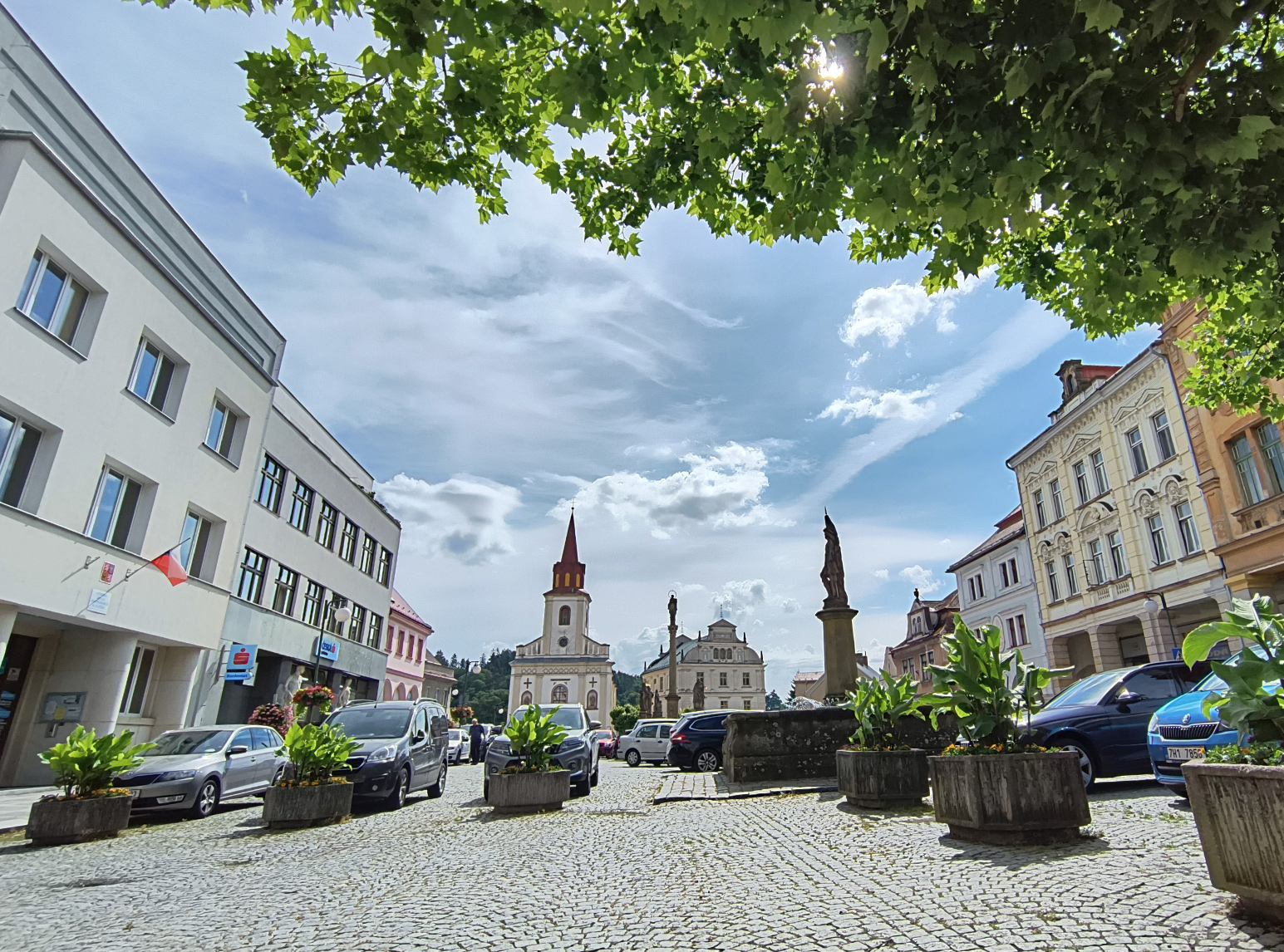 Nová Paka — náměstí s kašnou a kostelem