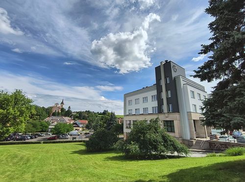 Moderní budova hodinami na náměstí v Nové Pace